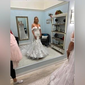 Wedding Dress size (4-6) with veil, and attachable sleeves - Never Worn